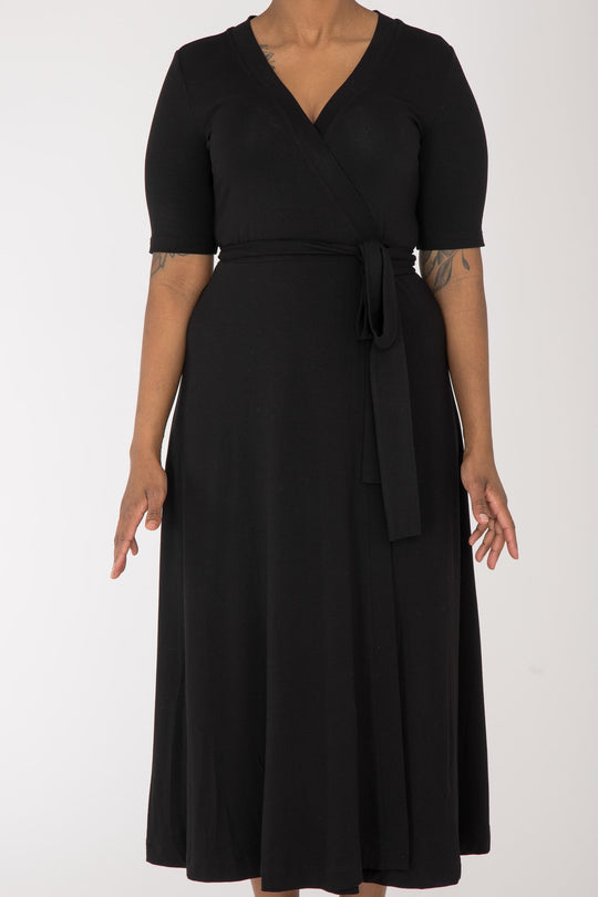 Bestie midi wrap short sleeve jersey dress - Black - Legglengde, kortermet omslagskjole i jersey