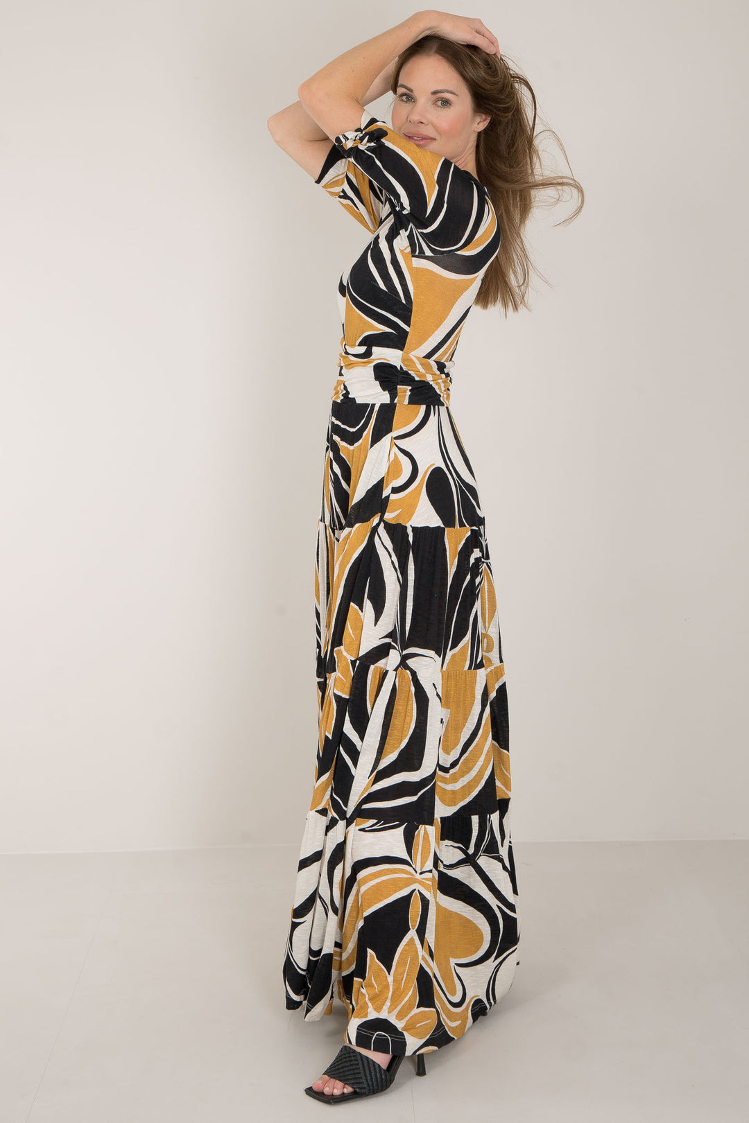 Flowy long jersey dress - Ornamental ochre flower - Mønstret maxi-lengde jerseykjole 