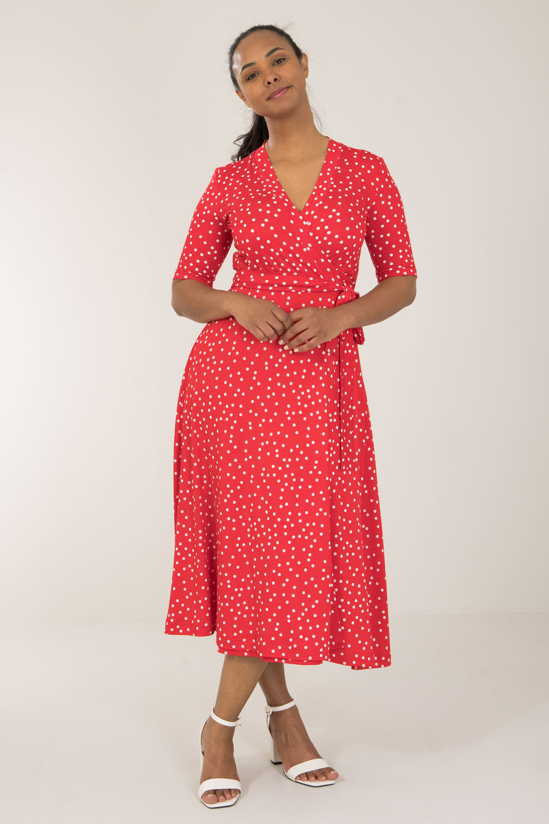 Bestie printed midi wrap jersey dress - Red dot - Prickig, vadlång omlottklänning i trikå