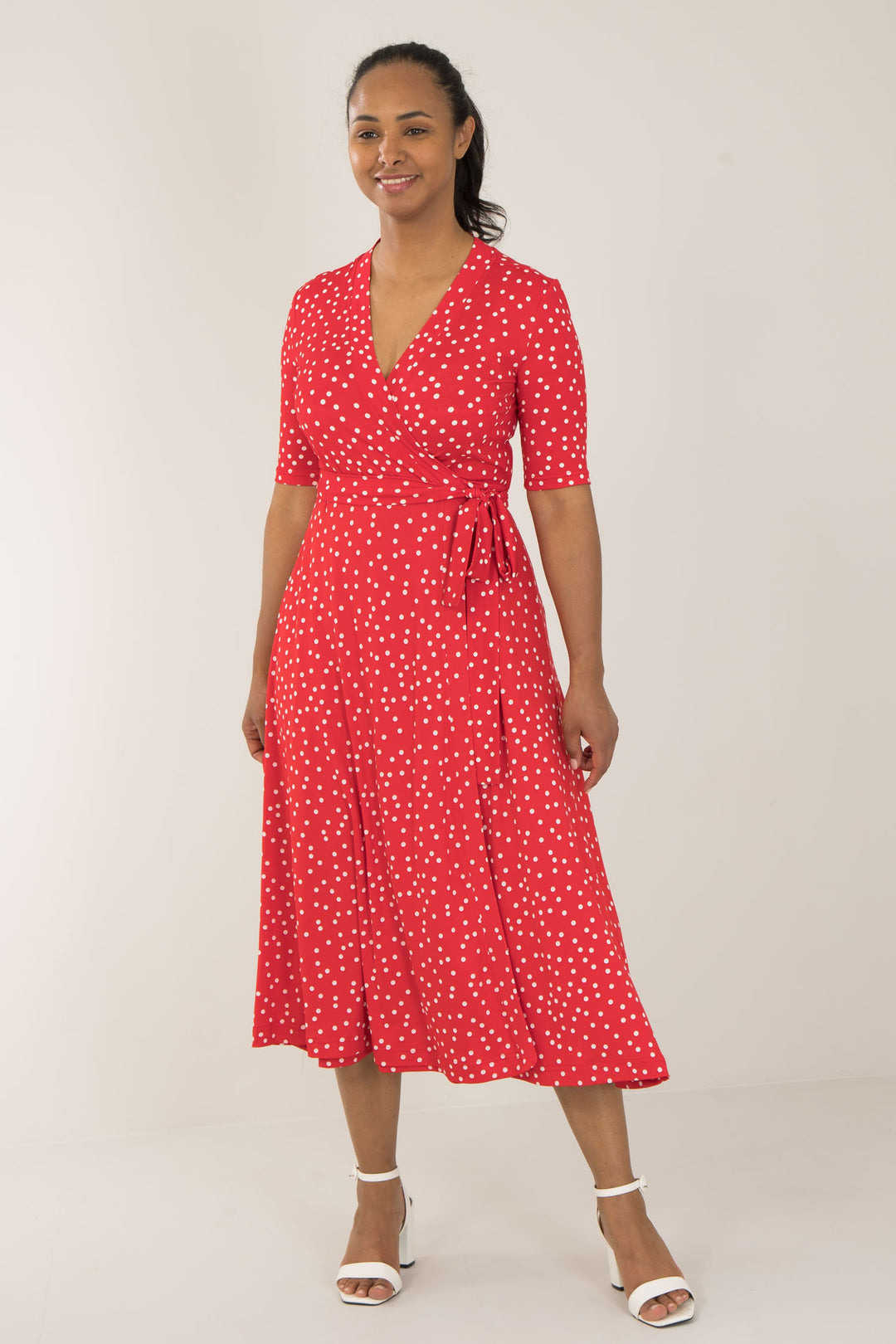 Bestie printed midi wrap jersey dress - Red dot - Prickig, vadlång omlottklänning i trikå