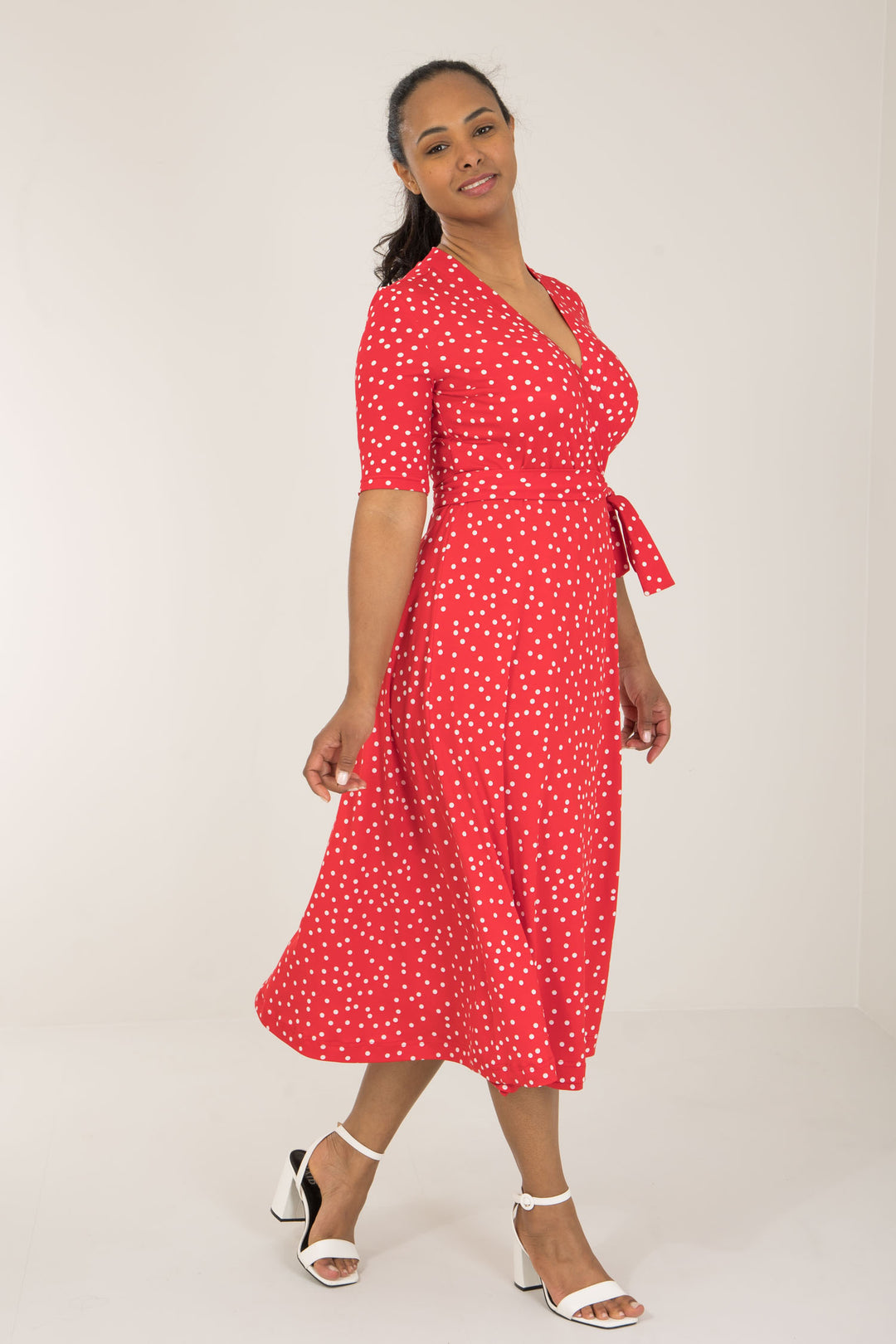 Bestie printed midi wrap jersey dress - Red dot - Prickig, vadlång omlottklänning i trikå