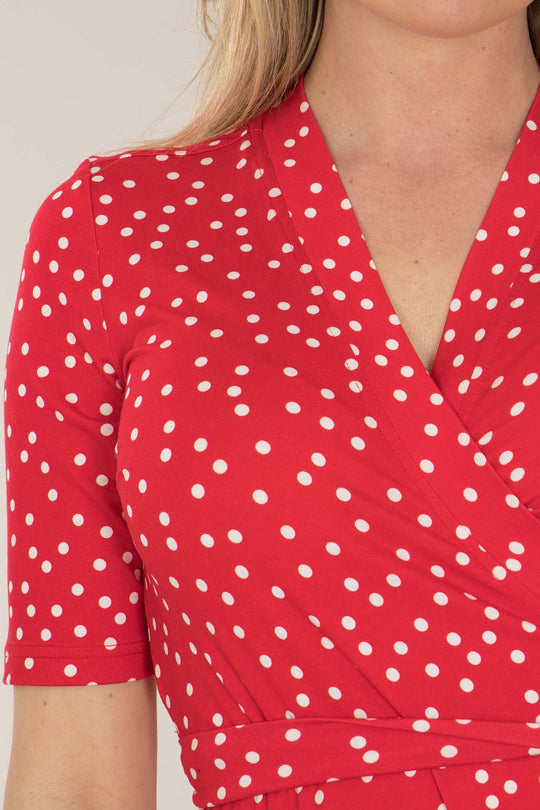 Bestie printed short wrap jersey dress - Red dot - Prickig, knälång omlottklänning i trikå