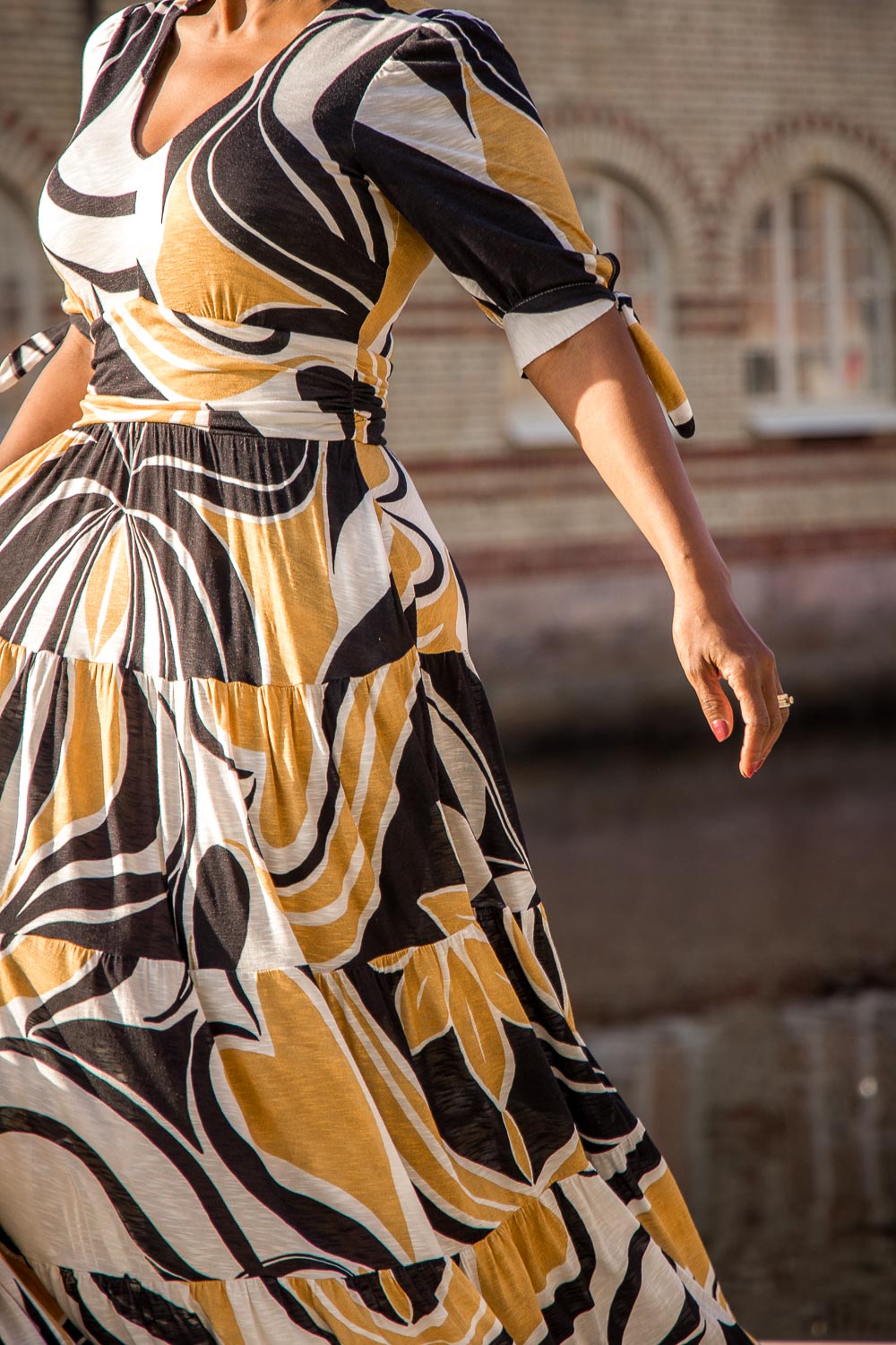 Flowy long jersey dress - Ornamental ochre flower - Mønstret maxi-lengde jerseykjole 