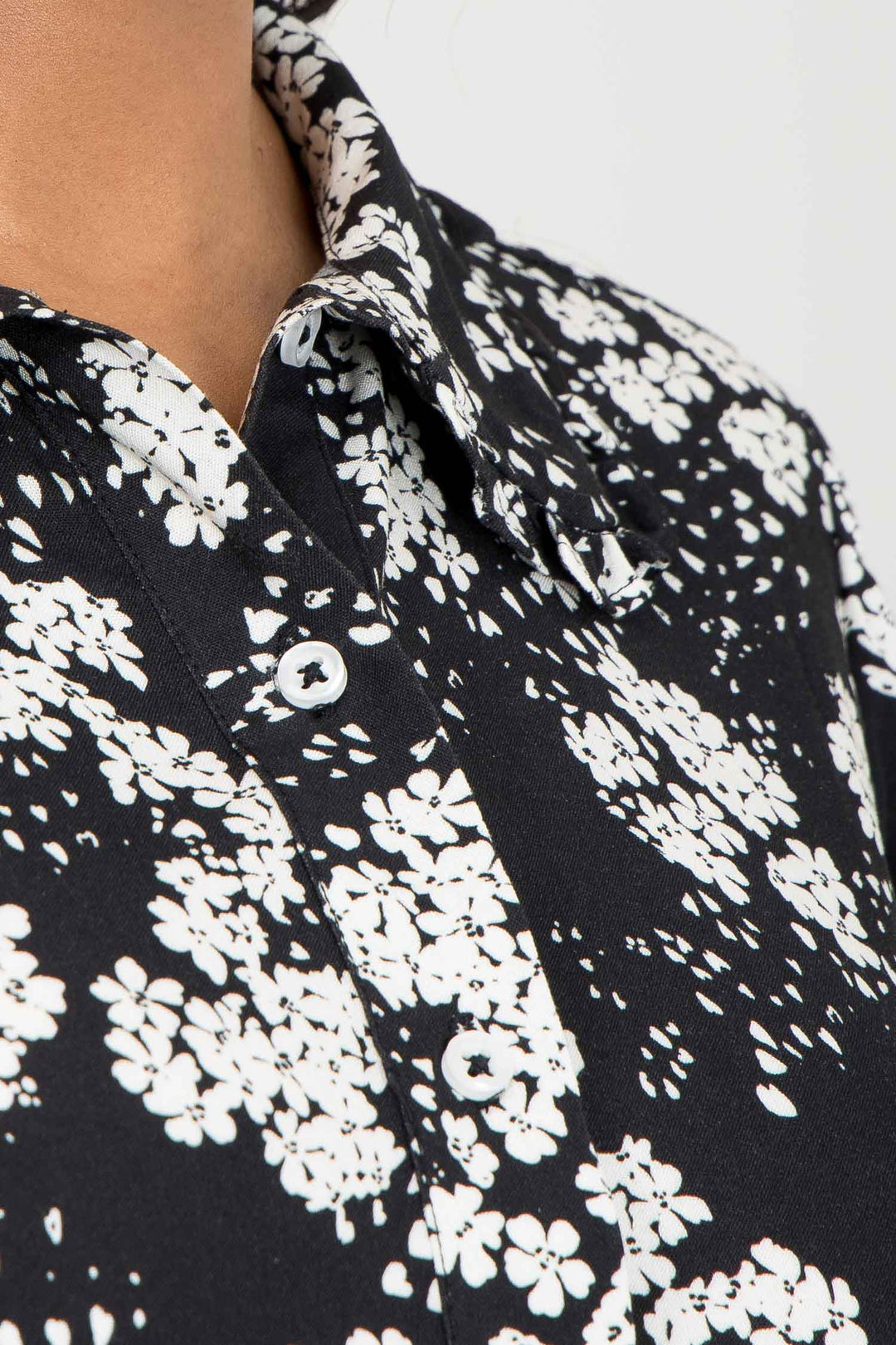 Pure EcoVero woven viscose midi dress - Black Flower- Svart og hvit mønstret legglang skjortekjole 