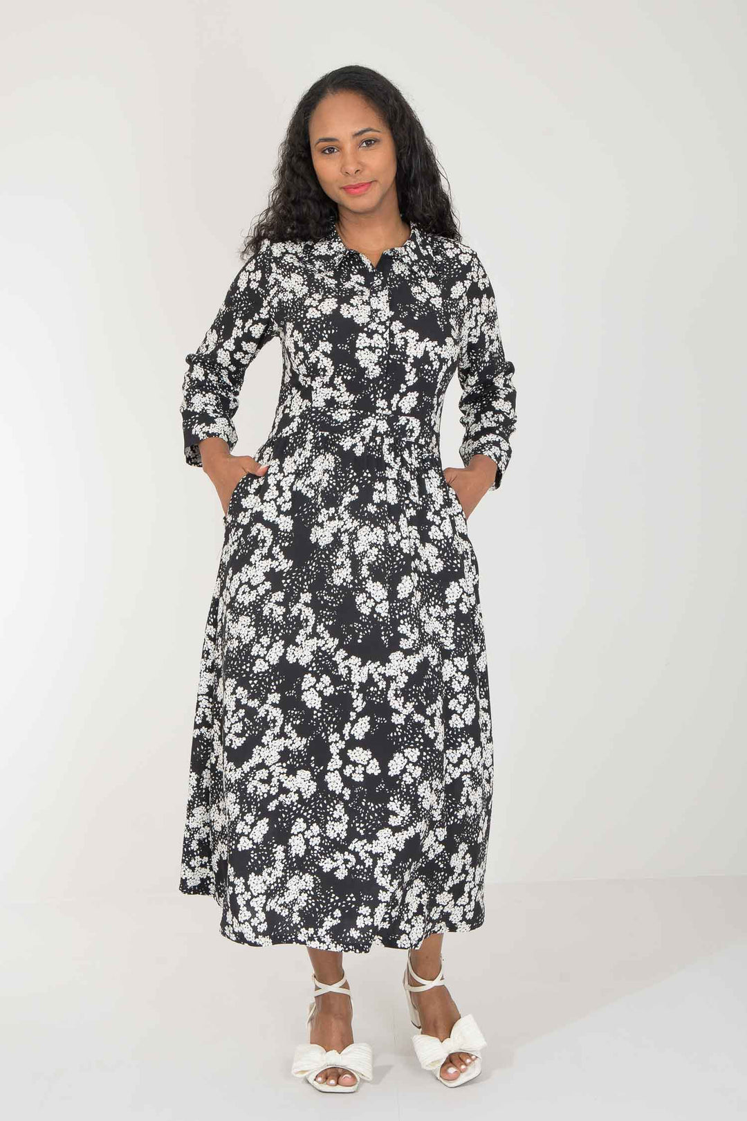 Pure EcoVero woven viscose midi dress - Black Flower- Svart og hvit mønstret legglang skjortekjole 