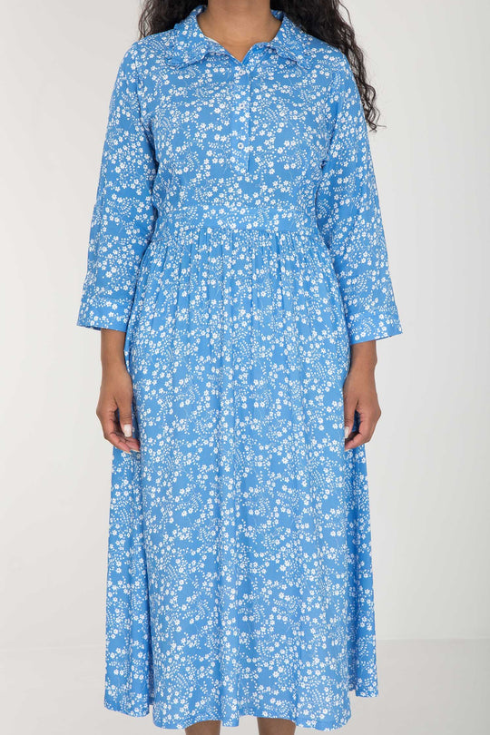 Pure EcoVero woven viscose midi dress - Blue flowers - Blå mønstret legglang skjortekjole 