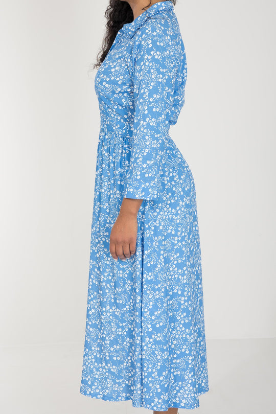 Pure EcoVero woven viscose midi dress - Blue flowers - Blå mønstret legglang skjortekjole 