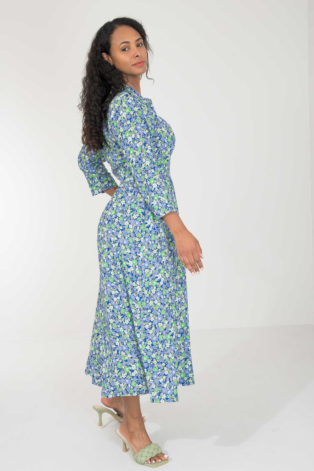 Pure EcoVero woven viscose midi dress - Green-blue flowers - Grønnblå mønstret legglang skjortekjole 