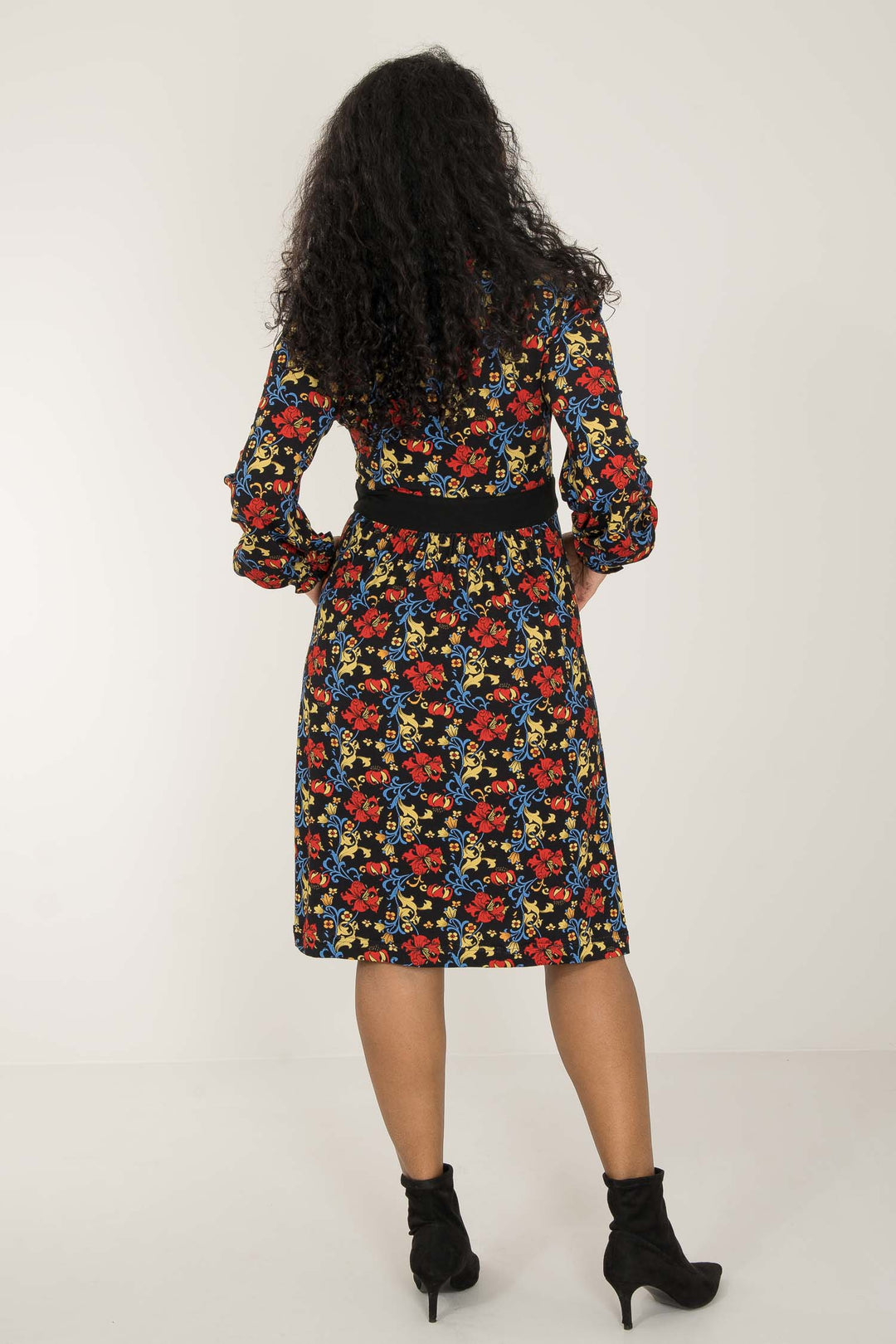 V-neck ruffle printed short jersey dress - Black - Svart - Knelang, mønstret jersey-kjole