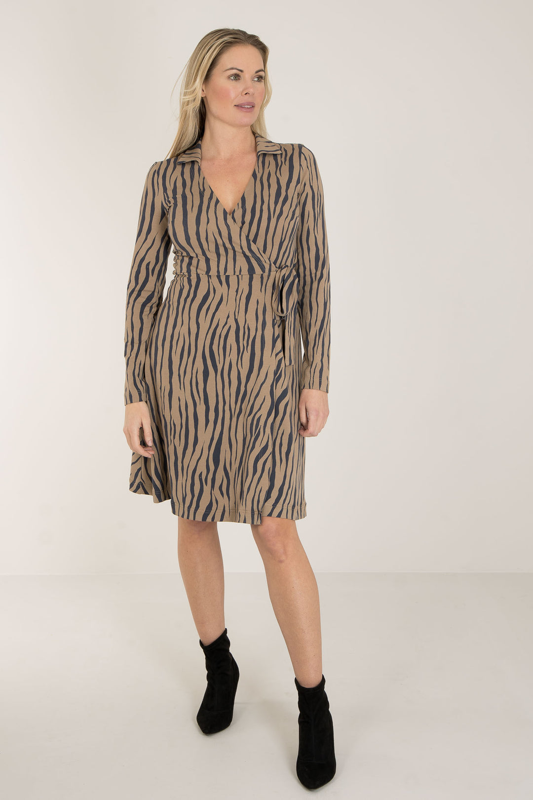 Collar short wrap jersey dress - Brown zebra - Sebramønstret omslagskjole med krage 