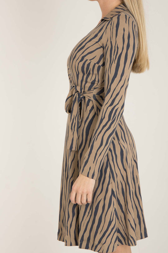 Collar short wrap jersey dress - Brown zebra - Sebramønstret omslagskjole med krage 